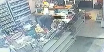Markete giren hırsız saniyeler içinde rafları boşalttı