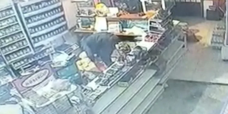 Markete giren hırsız saniyeler içinde rafları boşalttı