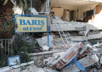 İzmir’de 4 bina enkazında çalışmalar devam ediyor