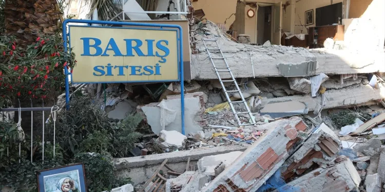 İzmir’de 4 bina enkazında çalışmalar devam ediyor
