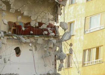 İzmir’de arama-kurtarma çalışmaları biten binalar yıkılıyor