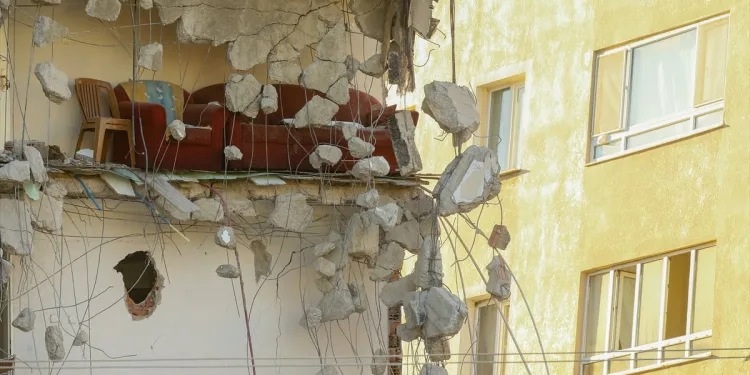 İzmir’de arama-kurtarma çalışmaları biten binalar yıkılıyor