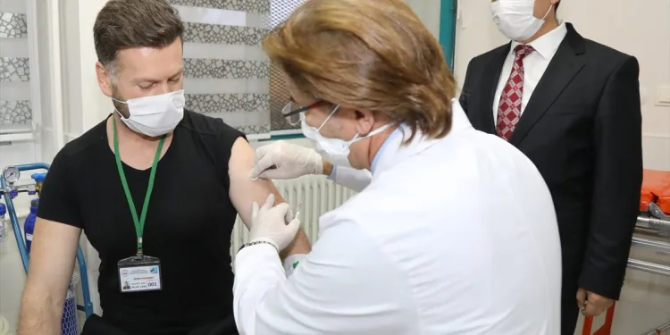 Türkiye’de ilk kez yerli aşı gönüllüye uygulandı
