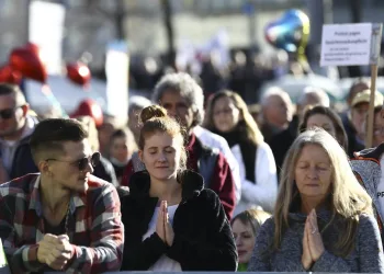 Koronavirüs önlemlerini protesto ettiler