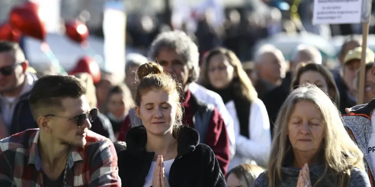 Koronavirüs önlemlerini protesto ettiler