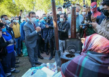 İmamoğlu İzmir’de depremzedeleri ziyaret etti