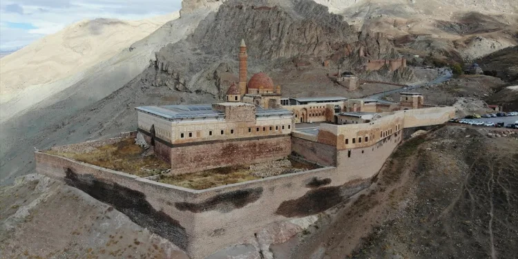 Osmanlı mirası İshak Paşa Sarayı 105 bin turist ağırladı