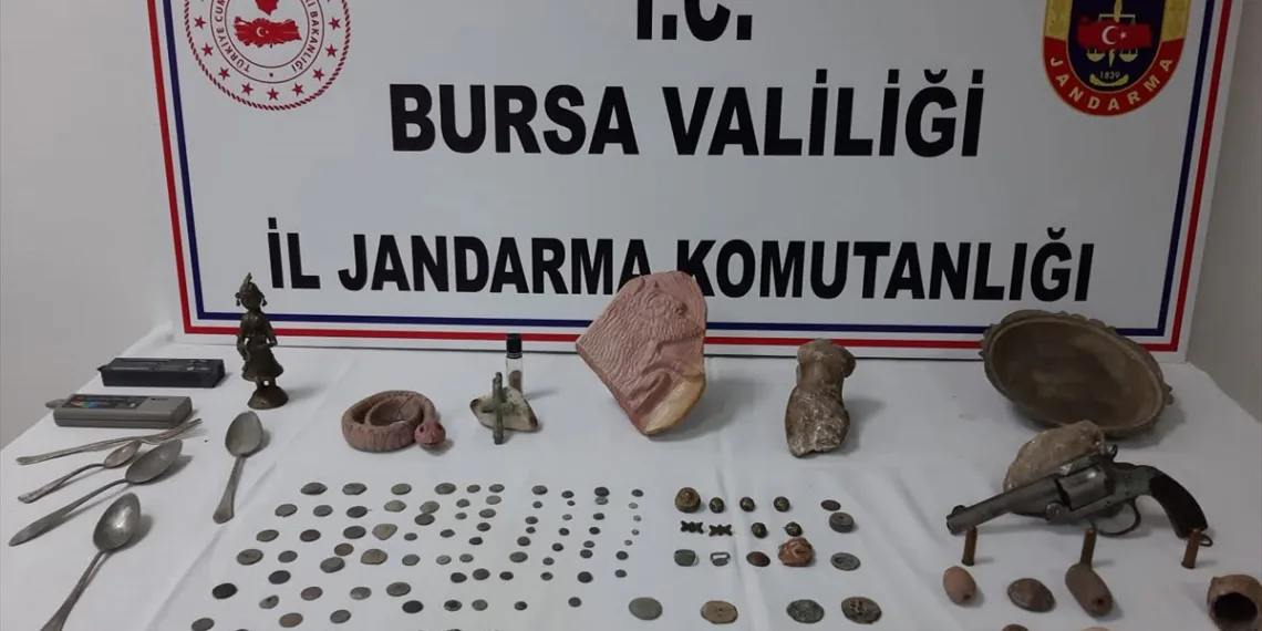 Bursa’da jandarmadan suçüstü! Tarihi eserlerle yakalandı