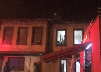 Bursa’da 2 katlı ahşap evde yangın