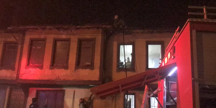 Bursa’da 2 katlı ahşap evde yangın