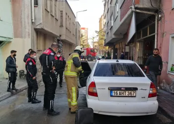 Bursa’da park halindeki otomobil yandı