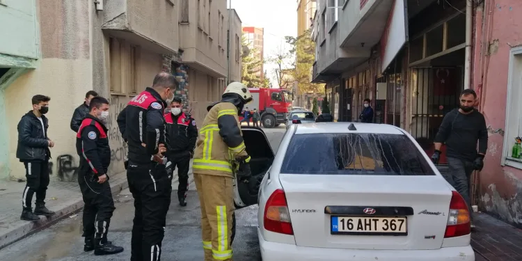 Bursa’da park halindeki otomobil yandı