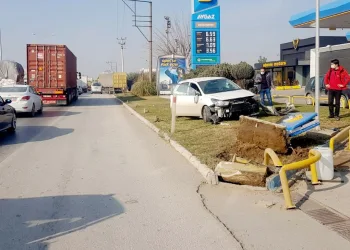 Faciadan dönüldü! Akaryakıt istasyonu panolarına çarptı