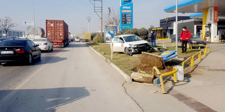 Faciadan dönüldü! Akaryakıt istasyonu panolarına çarptı
