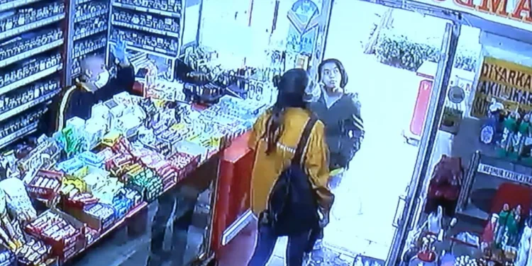 Yüzüne tükürdü, market kamerasından izledi