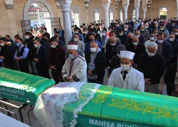 Depremde hayatını kaybeden anne kız yan yana defnedildi