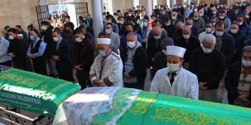 Depremde hayatını kaybeden anne kız yan yana defnedildi