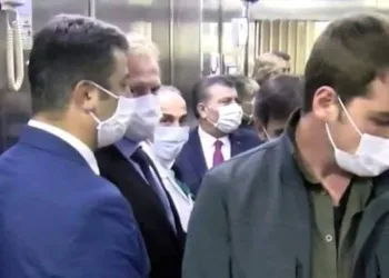 Sağlık Bakanı Koca 9 kişiyle aynı asansöre bindi