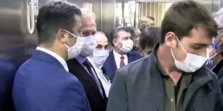 Sağlık Bakanı Koca 9 kişiyle aynı asansöre bindi