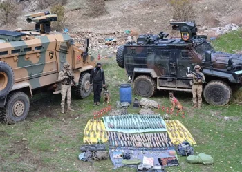 Hakkari’de, teröristlere ait mühimmat ve silahlar bulundu