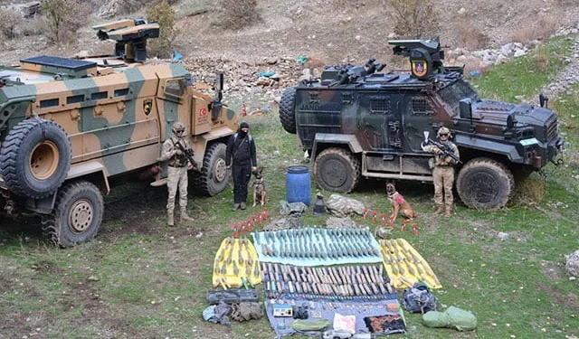 Hakkari’de, teröristlere ait mühimmat ve silahlar bulundu