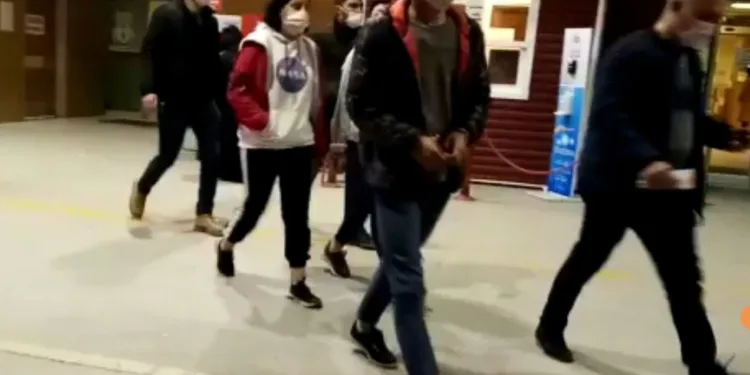 Polis kılığında Suriyeli aileleri soyan çete yakalandı