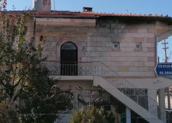 Ayrılmak isteyen eşinin kapısına bomba düzeneği kurdu