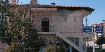 Ayrılmak isteyen eşinin kapısına bomba düzeneği kurdu