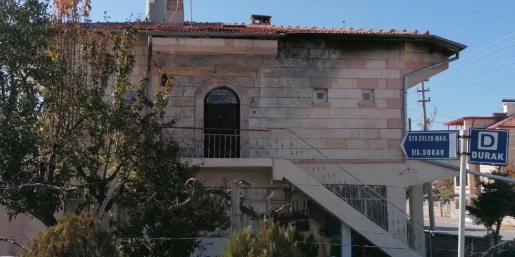 Ayrılmak isteyen eşinin kapısına bomba düzeneği kurdu
