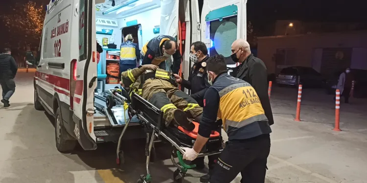 Bursa’da yangına müdahale eden itfaiyeci çatıdan düştü