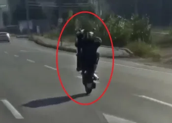 Tek teker üzerinde tehlikeli yolculuk