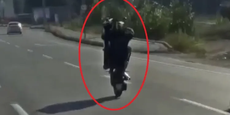 Tek teker üzerinde tehlikeli yolculuk