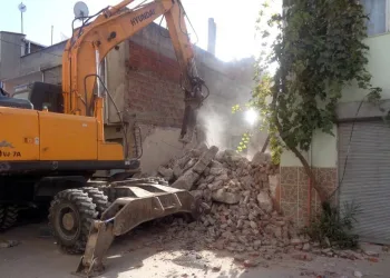 Madde bağımlılarının mesken tuttuğu bina yıkıldı