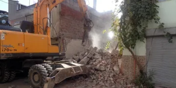Madde bağımlılarının mesken tuttuğu bina yıkıldı