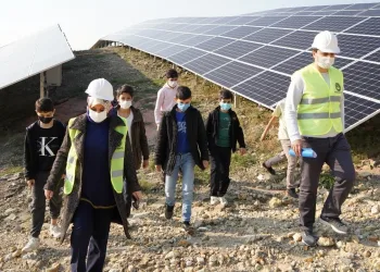 Kestel’de güneş enerji santrali kapılarını öğrencilere açtı