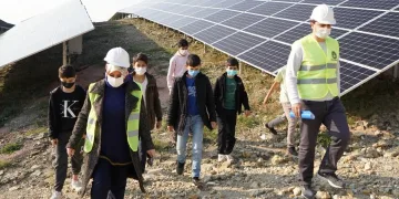 Kestel’de güneş enerji santrali kapılarını öğrencilere açtı