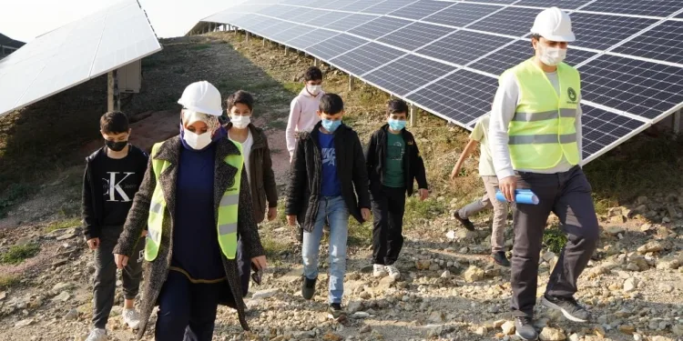 Kestel’de güneş enerji santrali kapılarını öğrencilere açtı