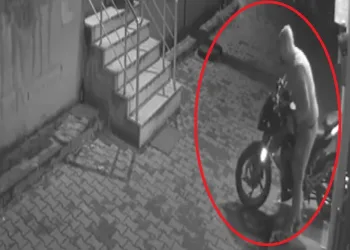 Bursa’da motosiklet hırsızlığı güvenlik kamerasında