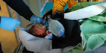 Yeni doğmuş bebeği boş arsaya terk ettiler