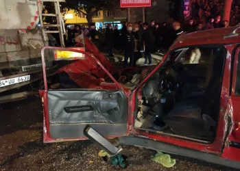 Bursa’da otomobil akaryakıt tankerine çarptı