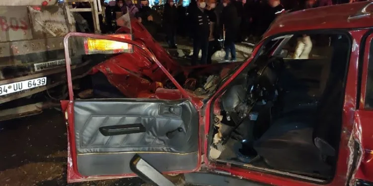 Bursa’da otomobil akaryakıt tankerine çarptı