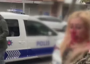 İş yerine gelen kadını darbetti