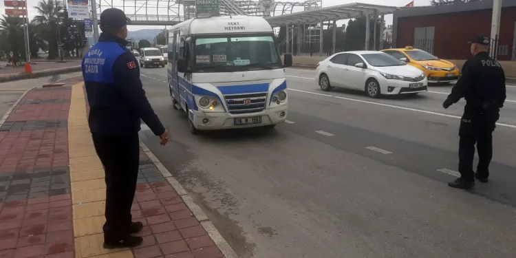 Osmangazi’de minibüslerde maske ve mesafe denetimi