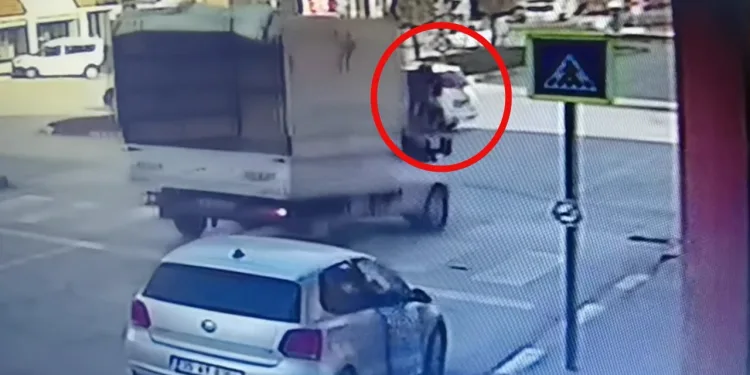 Bursa İnegöl’de otomobille motosiklet çarpıştı