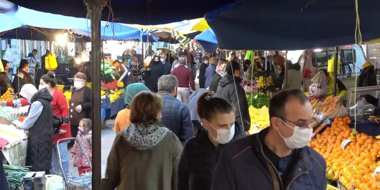 Kısıtlama öncesi Bursa’da pazar yoğunluğu