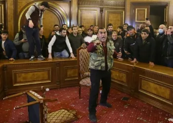 Ermenistan’da halk parlamento binasını bastı