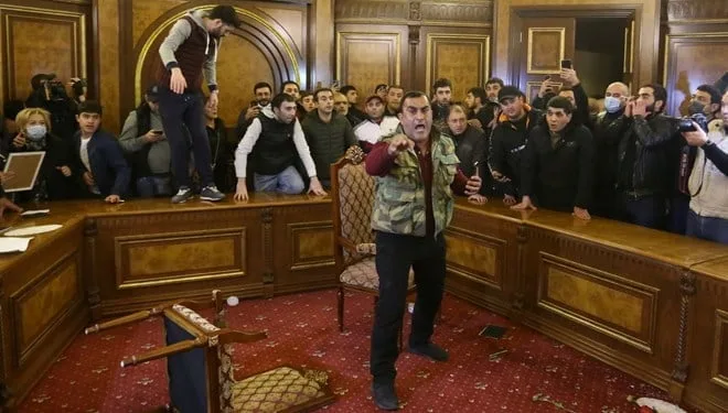 Ermenistan’da halk parlamento binasını bastı