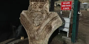 Düzce’de kazı çalışmalarında Medusa heykeli bulundu