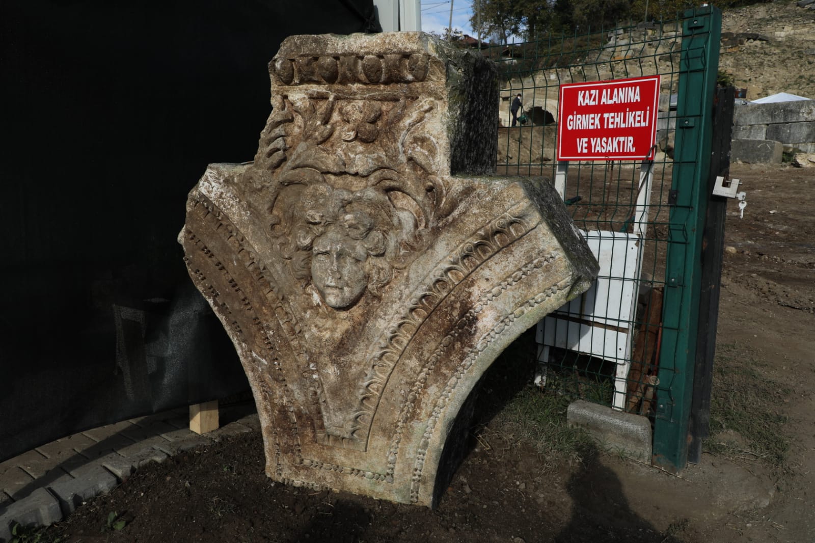Düzce’de kazı çalışmalarında Medusa heykeli bulundu