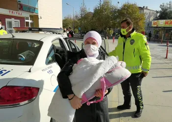 Ateşlenen bebeği hastaneye polis ekipleri yetiştirdi